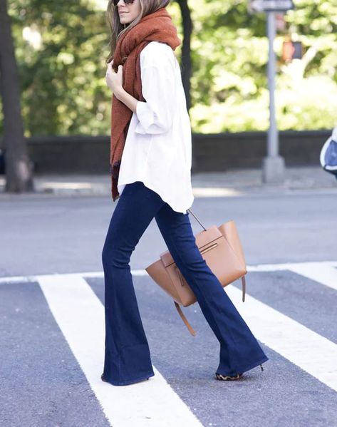 How to Wear Flare Jeans - PureWow Flare Jean Outfit, Flare Jeans Outfit, Looks Jeans, Jeans Outfit Fall, Look Jean, Flair Jeans, Fall Jeans, Mode Jeans, Elegante Casual