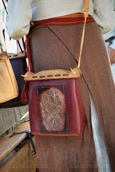 Viking Leather HANDLE Bag Hedeby Haithabu Bag Historically - Etsy Canada Viking Male, Wood Handle Bag, Medieval Bag, Capacious Bag, Medieval Reenactment, Viking Garb, Viking Costume, Viking Clothing, Leather And Wood