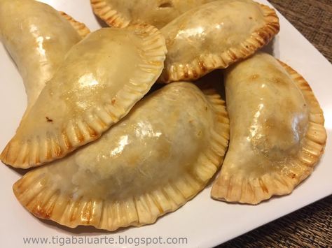 Empanada is a Spanish word meaning meat pie. It is a pastry filled with meat and vegetables and baked. Some do deep fry but I always lik... Filipino Christmas Recipes, Chicken Empanada Recipe, Filipino Appetizers, Savory Hand Pies, Chicken Empanada, Nigerian Meat Pie, Meat Pie Recipe, Beef Empanadas, Filipino Style