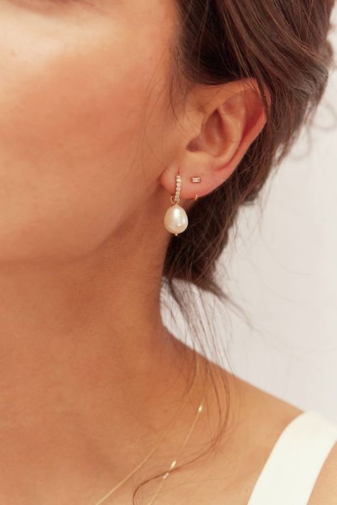 Wedding Earrings 2 Holes, Bride Jelewry, Minimalist Wedding Accessories, Bridal Earrings Double Piercing, Wedding Earrings Two Holes, Simple Classy Earrings, Pearl And Diamond Wedding Jewelry, Bridal Jewelry Aesthetic, Perls Jewellery Earrings