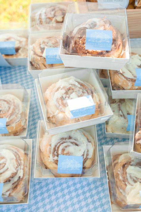 Farmer's Market Baked Goods, Home Coffee Business, Bakery Market Stall Display Ideas, Cinnamon Rolls Farmers Market, Farmers Market Food Packaging, Bakery Display Farmers Market, Cottage Food Packaging, Baked Goods Wrapping Ideas, Farmers Market Cinnamon Rolls