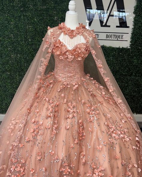 Rose Gold Quince Dress With Cape, Peach Color Quinceanera Dress, Aurora Quince, Vestidos Color Melon, Rose Gold Quince Dress, Peach Quinceanera Dresses, Coral Quinceanera Dresses, Gold Quince Dress, Rose Gold Quinceanera Dresses