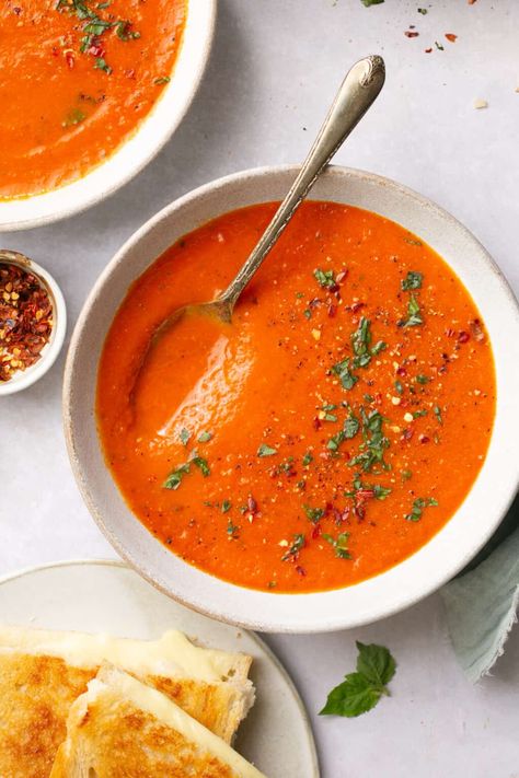 One of the best comfort foods made with healthy ingredients; this creamy tomato soup will fill you up and make you fall back in love with lunch again. Soup Healthy Clean Eating, Easy Creamy Tomato Soup, Tomato Soup With Grilled Cheese, Veggie Noodle Soup, Soup With Grilled Cheese, Soup And Grilled Cheese, Fall Back In Love, Tomato Soup Homemade, Clean Eating Chicken