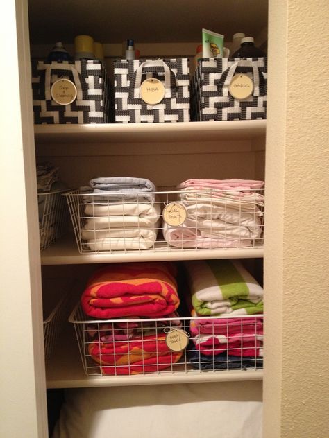 Wire baskets in the linen closet Towel Storage Closet, Linen Closet Storage Ideas, Organized Linen Closet, Office Closet Ideas, Beach Towel Storage, Closet Storage Ideas, Diy Closet Storage, Linen Closet Storage, Organizing Linens