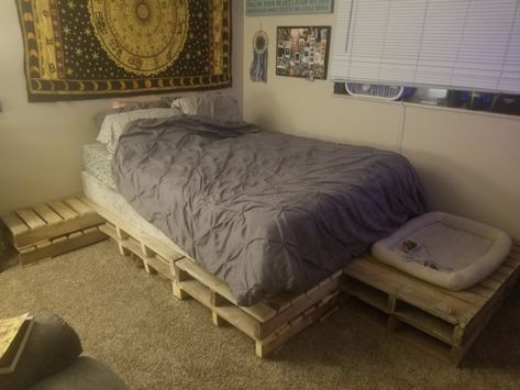 Pallet Bed Aesthetic, Pallet Bed Twin, Pallett Bed, Palate Bed Frame, Wood Palette Bed Platform, Beds On Floor Ideas, Wood Pallet Bed Frame Aesthetic, Palate Projects, Boho Western Living Room