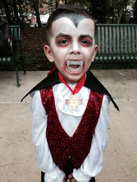 Kids’ Halloween Makeup Ideas #Halloween #halloween2016 #happyhalloween #Kids #Makeup Dracula Makeup, Costumes Faciles, Costumes For Teenage Girl, Diy Group Halloween Costumes, Easy College Halloween Costumes, Mom Costumes, Bff Halloween Costumes, Best Friend Halloween Costumes, Halloween Makeup Ideas