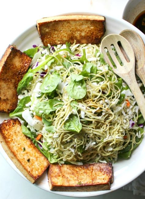 This edamame spaghetti will change your life! The noodles are made out of edamame, then topped with marinated tofu and veggies. A light and delicious vegetarian dinner for summer! Edamame Noodles, Edamame Spaghetti, Edamame Pasta, Sandwich Vegetarian, Spaghetti Salad, Super Salads, Marinated Tofu, Going Vegetarian, Perfect Lunch