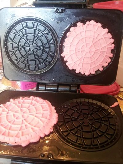 Pizzelle Recipes, Pizelle Recipe, Pizzelle Cookies, Pizzelle Recipe, Cookie Contest, Italian Cookie Recipes, Candy Treats, Big Cookie, Cookie Press