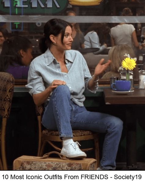 Friends fashion continues to pave the way for all of us to copy, giving us iconic 90's fashion inspiration from our favorite characters. 90s Jean Outfit, Friends 90s Outfits, 90s Classy Fashion, Women In The 90s, Iconic 90s Outfits Women, Outfits From Friends, 90s Jeans Outfit, Friends Outfits 90s, Late 80s Fashion