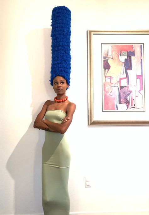 FASHION designer Kadejah Baylor copies cartoon character Marge Simpson with a towering blue beehive hairdo. She spent £72 and six hours crafting her 2ft DIY wig using braiding hair, rollers and glue. Kaedjah, 27, of Oakland, California, whose creation wowed the internet, said: “Wigs I saw online weren’t tall enough.” Marge Simpson Costume, Simpsons Costumes, Funny Wigs, Badass Halloween Costumes, Maggie Simpson, Marge Simpson, Beehive Hair, Blue Wig, Diy Wig