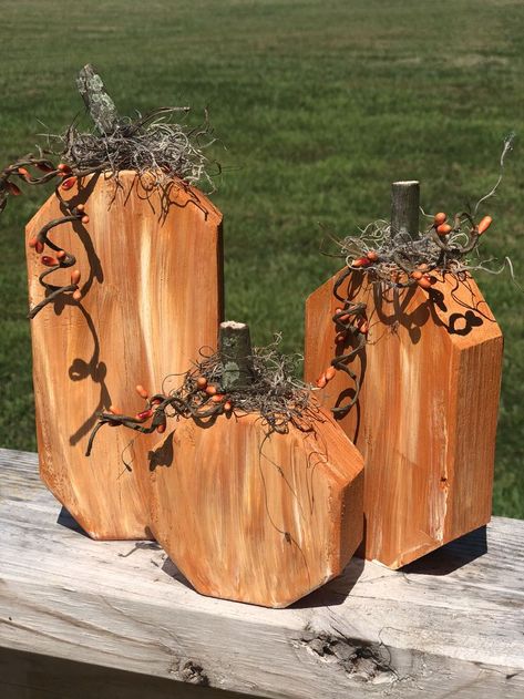 Thanksgiving Wood Centerpiece, 2x4 Pumpkins Diy, Pumpkin Shutter Ideas, 2x4 Pumpkins Wood Crafts, Summer Wood Crafts Diy, Wood Pumpkins Diy Fall Crafts, Pumpkin Wood Crafts, Wooden Fall Crafts, Log Pumpkins