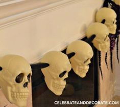 diy dollar store skull halloween garland, halloween decorations, seasonal holiday decor Halloween Girlande, Diy Halloween Party, Diy Skulls, Garland Halloween, Halloween Skeleton Decorations, Dollar Tree Halloween, Dollar Store Halloween, Garland Diy, Halloween Garland