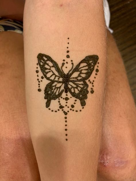 Cool Henna Tattoos Simple, Grunge Henna Designs, Thigh Henna Tattoo, Snake Henna, Henna Butterfly, Thigh Henna, Small Henna Tattoos, Small Henna Designs, Cute Henna Designs