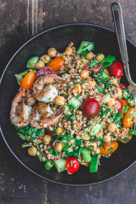 How To Cook Farro, Salad With Shrimp, Farro Recipes, Mediterranean Chickpea, Mediterranean Flavors, The Mediterranean Dish, Farro Salad, Potluck Dishes, Noodle Salad