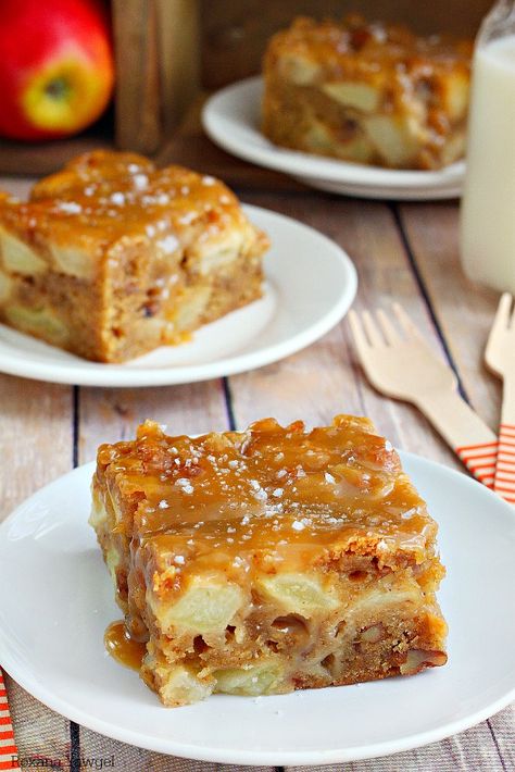 Super moist and delicious fresh apple cake loaded with fresh apple chunks and flavored with warm fall spices. Top it off with a salted caramel glaze for a decadent treat! Caramel Glaze Recipe, Salted Caramel Glaze, Dessert Breads, 4 Cake, Apple Cake Recipe, Fresh Apple Cake, Caramel Glaze, Recipe Indian, Sheet Cakes