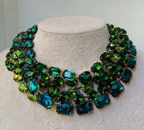 Collar Verde, Jewelry Wardrobe, Crystal Statement Necklace, Crystal Necklaces, Swarovski Crystal Necklace, Zircon Jewelry, Anna Wintour, Grass Green, Green Necklace