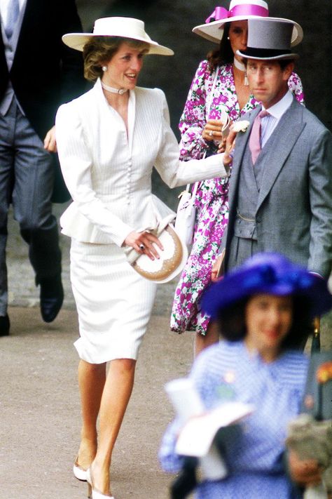 Princess Diana races outfits: in a white skirt suit for Ascot in 1986 Ascot Outfits, Prințesa Diana, White Skirt Suit, Princ Harry, Princess Diana Fashion, Princess Diana Family, Prinz Harry, Princes Diana, Diana Fashion