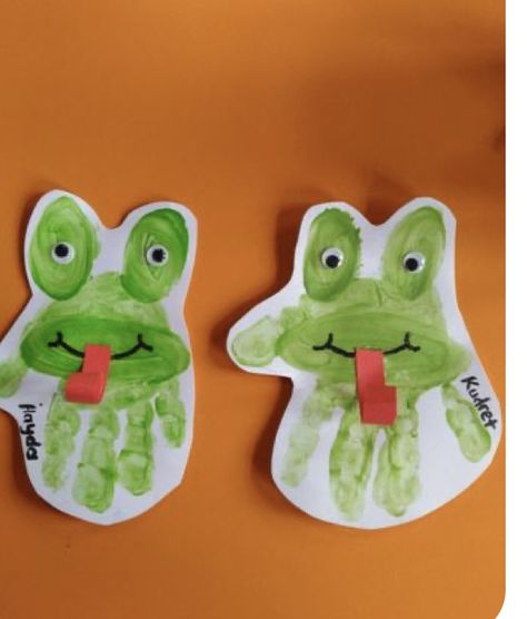 Frog Handprint Art, Wild Animal Crafts For Toddlers, Bug Crafts For Infants, Frog Arts And Crafts, Frog Bulletin Board Ideas, Frog Crafts For Toddlers, Daycare Crafts For Infants, Frog Handprint, Frog Crafts Preschool