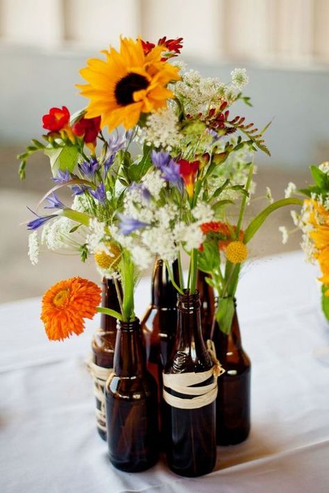 DIY bbq wedding center pieces. wrap with twine or jute / http://www.himisspuff.com/rustic-wedding-centerpiece-ideas/5/ Bottle Vase Centerpiece, Bottles With Flowers, Beer Bottle Vase, Wedding Table Centerpieces Diy, Simple Backyard, Diy Wedding Table, Deco Champetre, Bottle Centerpieces, Diy Bbq