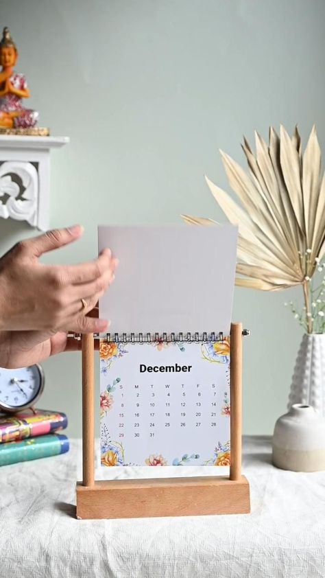 Vertical Flip Table Top Calendar Table Top Calendar, Table Calendar Design, Flip Table, 1st Grade Crafts, Diy Desk Calendar, Desk Calendar Design, Flip Calendar, Table Calendar, Creative Calendar