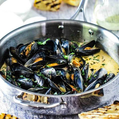 Garlic Muscles Recipe, Muscles Recipe White Wine, Muscles Seafood, Muscles Recipe, Muscle Recipes, Baked Mussels, Steamed Mussels, Mussels Recipe, Tapas Dishes