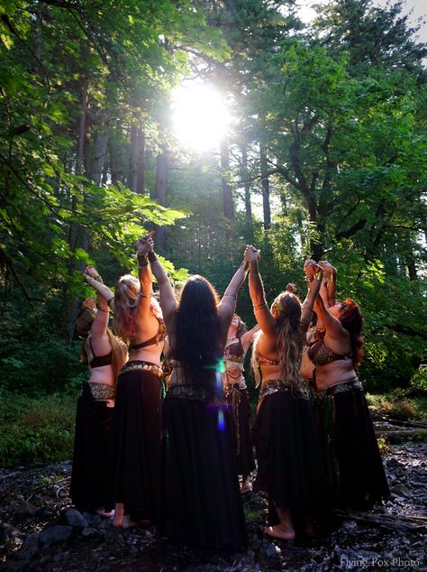 Women Circle Aesthetic, Spiritual Friends Aesthetic, Womens Circle Divine Feminine, Women’s Circle, Friends Spiritual, Circle Of Women, Spiritual Friends, Womens Circle, Sister Circle