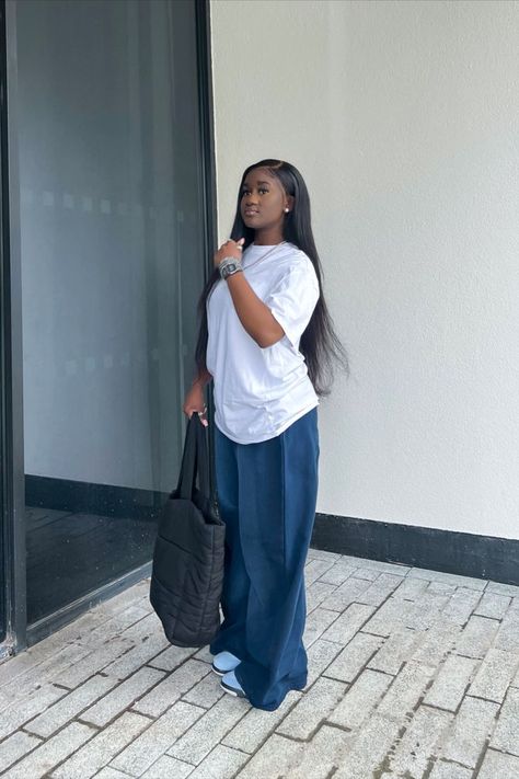 oversized white tshirt, wide leg joggers, jordan 4 Modest Fashion Fall, Oversized Trousers, Streetwear 90s, Wide Leg Joggers, Big Pants, Jogger Pants Outfit, Baggy T-shirt, Outfits Baggy, Trousers Outfit