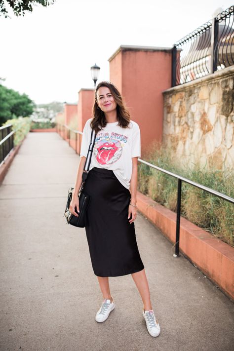 the miller affect styling golden goose sneakers with midi skirt Midi Skirt Tennis Shoes Outfit, Outfit Zapatillas, Tennis Shoes Outfit Work, Shoe Trend, Keds Style, Tennis Shoes Outfit, Random Fashion, Goose Sneakers, Work Sneakers