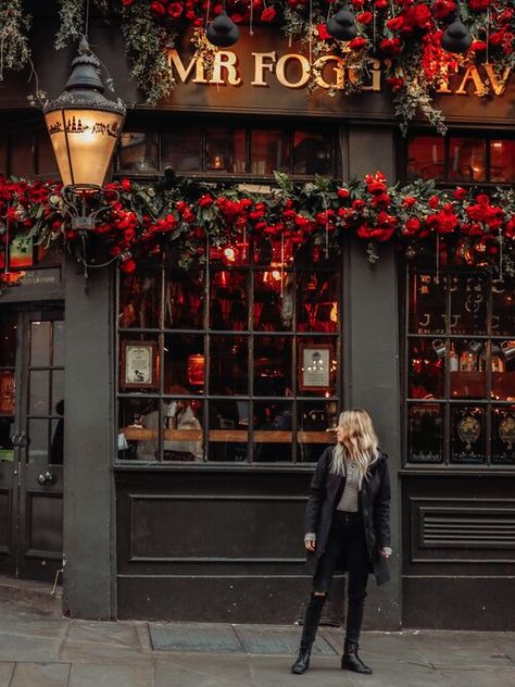 Tavern Ideas, London In Winter, Cafe Aesthetics, Storefront Design, Travel Guide London, British Pub, Pub Decor, 카페 인테리어 디자인, Christmas Photoshoot