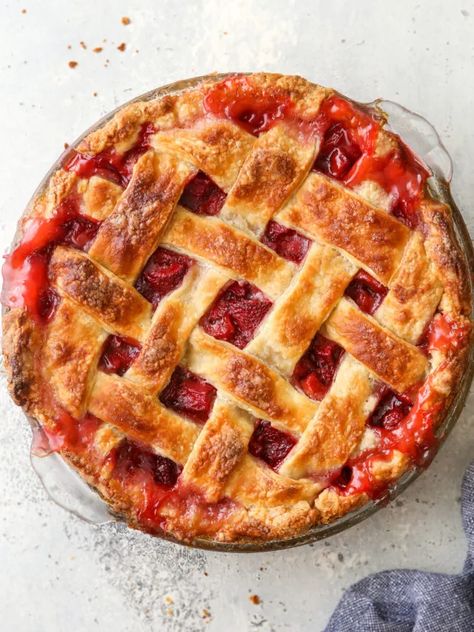 How to Make a Lattice Pie Crust - Completely Delicious Cherry Recipes Fresh, Salad Recipes Strawberry, Veggies Appetizers, Strawberry Breakfast Recipes, Strawberry Salad Recipes, Brunch Quiche Recipes, Blue Berry Cake, Family Circle Recipes, Fresh Berries Dessert