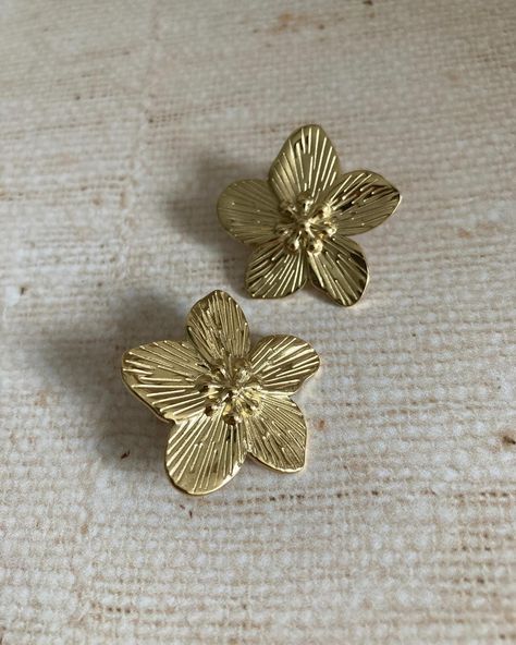 🏷️£14.99 & Free delibery 🌸Dainty lightweight gold earrings. The perfect statement pair. 🛍️Tap the link to shop. Limited availability. #goldflowers #flowerearrings #flowerjewellery #goldearrings #dainty #daintyjewellery #leicesterbusiness Flower Earrings Gold, Gold Statement Earrings, Flower Stud Earrings, Flower Stud, Big Earrings, Gold Flower, Flower Earrings Studs, Flower Studs, Floral Earrings