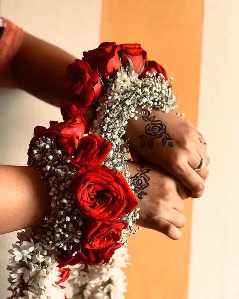 #Trending: Floral Kadas That Are Taking The Internet By Storm & How | ShaadiSaga Real Flower Kalire, Flower Kalire, Kalire Designs, Flower Mala, Flower Jewellery For Mehndi, Fresh Flower Jewelry, Flower Jewelry Designs, Wedding Flower Jewelry, Bridal Jewelry Sets Brides