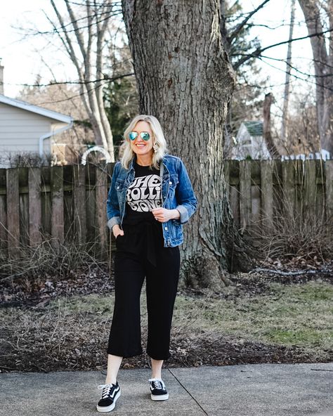 5 Ways to Wear Paper Bag Waist Pants + TFF Linkup - Doused in Pink | Chicago Style Blog Styling Paper Bag Pants, Paper Bag Waist Pants, Over 40 Outfits, Style Rut, Paperbag Pants, Edgy Chic, Pant Trends, Casual Outfit Inspiration, Cute Spring Outfits