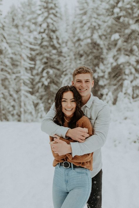 Photography Poses Snow, Couples In Snow Photography, Winter Session Photography, Winter Couple Pictures Plus Size, Engagement Photos Snow Picture Ideas, Engagement Photo Snow, Snow Poses For Couples, Winter Couple Shoot Outfits, Christmas Day Photos