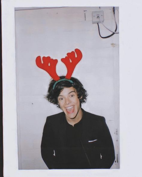 Harry Styles Cute Imagines, One Direction Christmas, Christmas Tumblr, Harry Styles Icons, Harry Styles Aesthetic, One Direction Imagines, Harry Styles Imagines, Christmas Layouts, Harry Styles Cute