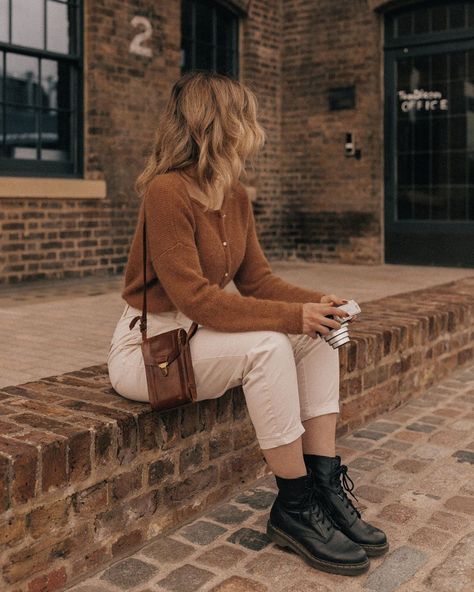 Sarah Mantelin on Instagram: “Cosy season is just around the corner 🍂 Have the temperatures already started to drop where you live? Wearing the iconic Gaspard jumper…” Fall Outfit Elegant, Autumn Cosy Outfit, Outfits With Brown Hair, Fall Outfit Inspiration 2024, Cosy Autumn Outfits, Casual Brown Outfits, Boho Autumn Outfits, Autumn Boho Outfits, Sarah Mantelin