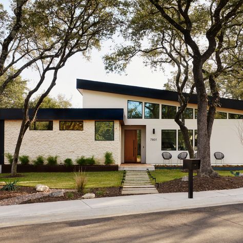 Mid Century Modern Desert Home, Midcentury Modern Home Exterior, White Mid Century Modern Exterior, Mid Century Exterior Paint Colors, Mid Century Modern Exterior Paint Colors, Midcentury Home Exterior, Mid Century Modern Exterior Makeover, Midcentury House Exterior, Mid Century House Exterior