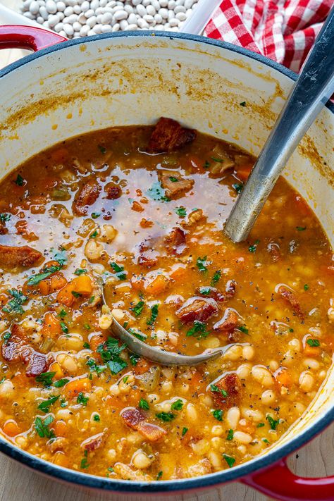 A simple and amazingly tasty bacon and bean soup; pure comfort in a bowl! Bean And Bacon Soup, Bacon Soup, Bean Soup Recipes, Savory Soups, Fall Soups, Soup And Stew, Soup And Sandwich, Bacon Recipes, Easy Soups