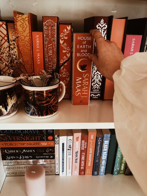 Fantasy Bookshelf Aesthetic, Fantasy Book Shelf, Book Shelves Aesthetic, Autumn Bookshelf, Romance Bookshelf, Fantasy Bookshelf, Fall Bookshelf, Professor Aesthetic, Bookshelf Inspo