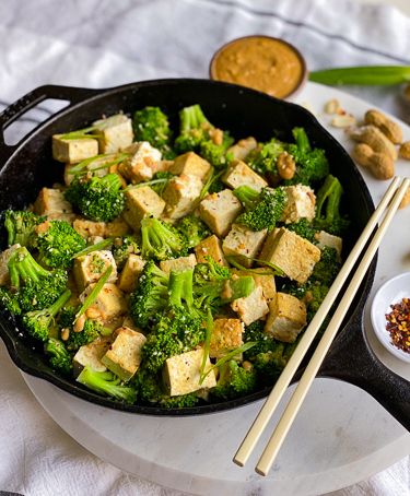 Tofu And Broccoli, Broccoli Tofu, Peanut Sauce Recipe, Spicy Peanut Sauce, Gluten Free Soy Sauce, Tofu Stir Fry, Vegan Tofu, Broccoli Stir Fry, Winter Dinner Recipes