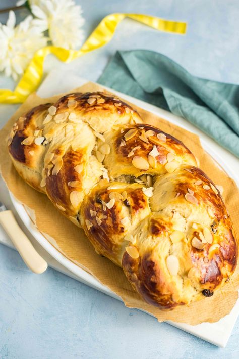 Bread With Raisins, Sweet Bread Recipe, Easter Bread Recipe, Italian Easter Bread, Easter Brunch Food, Easter Bread, Reception Food, Bulgarian Recipes, Bread Recipes Sweet