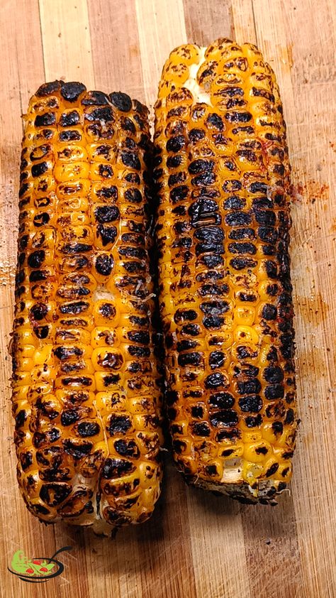 Couple of roasted corns served with salt and lemon coating on a wooden board. Masala Corn, Food Video, Cooking Homemade, Roasted Corn, Dinner Healthy, Homemade Dinner, Corn Kernel, Vegetarian Food, Easy Food To Make