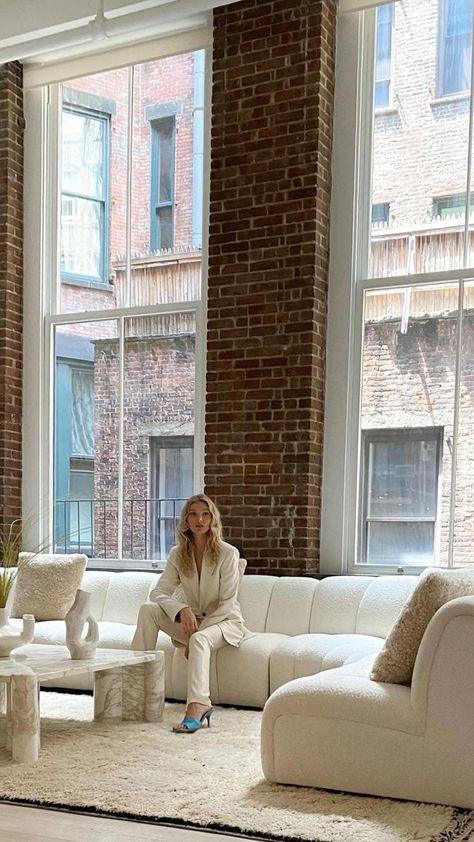 Mexico Modernism, Elsa Hosk Home, Couch Inspiration, White Sofa Living Room, Nyc Loft, Spring Interiors, Stylish Apartment, Iconic Furniture, Beach Shoot