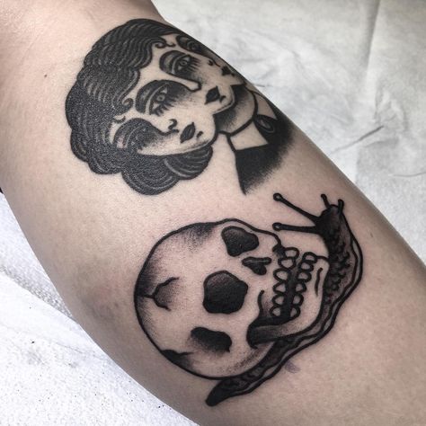 « Skull snail new, 3 faced girl I did a few months ago, thanks Alex for coming up from Melbourne FL again to get tattooed!! 💫 » Skull Snail, Simple Skull, Bottle Tattoo, Bone Tattoos, Traditional Tattoo Sleeve, Flash Tattoo Designs, Detailed Tattoo, Horror Tattoo, Skull Tattoo Design