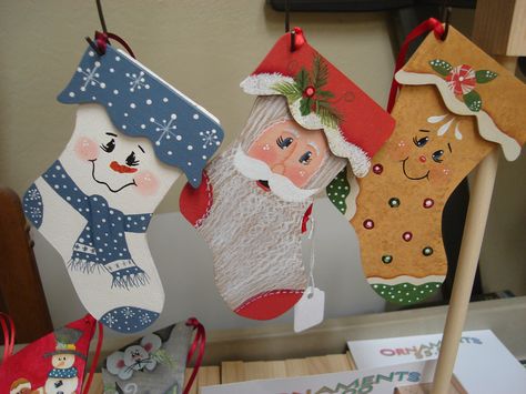 Painted Wooden Stocking, Painted Christmas Ornaments, Stocking Ornament, Christmas School, Drift Wood, Christmas Socks, Xmas Ornaments, Painting On Wood, Decorative Painting