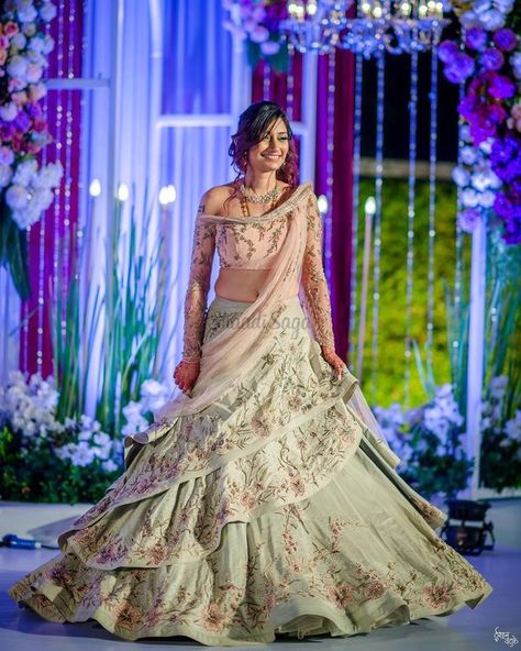 Roka Ceremony Outfits For Bride, Heavy Gowns, Glitter Lehenga, Lehnga Outfit, Reception Outfits, Couple Wedding Dress, Wedding Lehenga Designs, Latest Bridal Dresses, Designer Bridal Lehenga