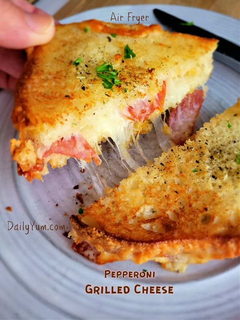 Air Fryer Pepperoni Grilled Cheese - Daily Yum Pizza Grilled Cheese Recipes, Jalapeno Popper Grilled Cheese, Homemade French Onion Soup, Onion Grilled Cheese, Parmesan Mashed Potatoes, Cheesy Sandwich, Pizza Grilled Cheese, Homemade Chipotle, Crispy French Fries