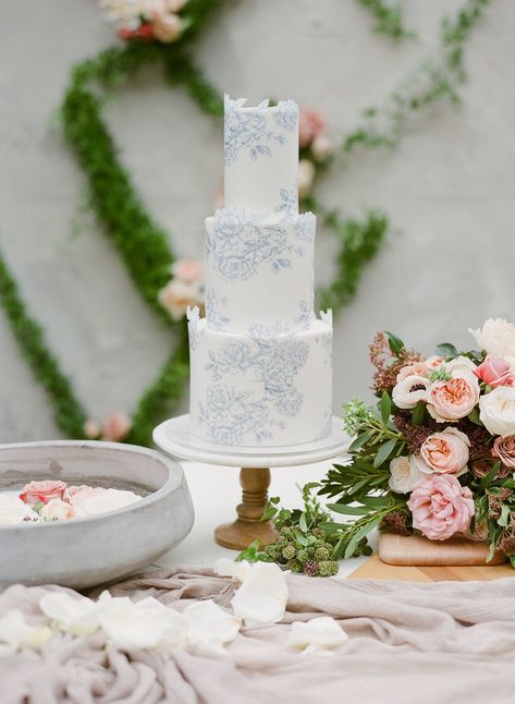 White Fondant Cake, Italian Wedding Cakes, Bridal Cake, Gateau Baby Shower, Wafer Paper Cake, Fresh Flower Cake, Floral Wedding Cake, Modern Cakes, Luxury Wedding Cake