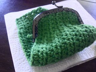 Keri On: Crocheted Coin Purse Pattern Crochet Change Purse, Coin Purse Crochet Pattern, Coin Purse Pattern, Crochet Wallet, Crochet Coin Purse, Crochet Purse Pattern Free, Crochet Shell Stitch, Purse Pattern, Diy Bag Designs