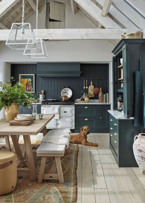 The dining table: find your perfect fit | Neptune Neptune Kitchen, Painted Kitchens, Dark Blue Kitchens, Navy Kitchen, Kitchen Drawing, Kitchen Installation, Family Kitchen, Modern Farmhouse Kitchens, Kitchen Diner